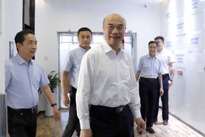 陜西省委副書記、省長(zhǎng)劉國(guó)中一行參觀調(diào)研西安電子科技大學(xué)工程技術(shù)研究院
